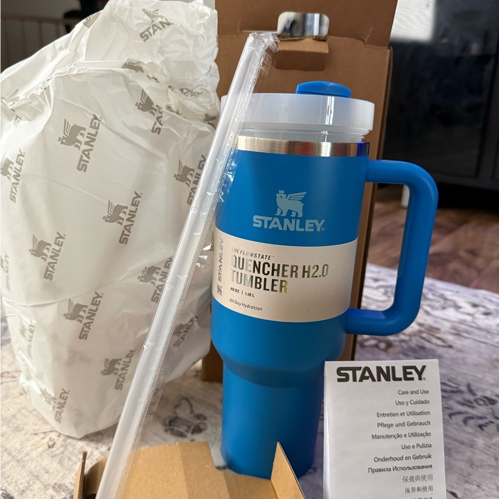 NWT Stanley Quencher H2.0 Tumbler in Vibrant Blue